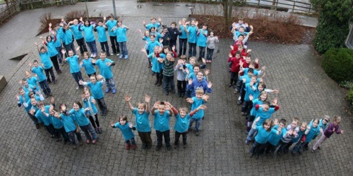 Grundschule Langhurst Bild von Kindern die das GSL (kurz für "Grundschule Langhurst") Logo bilden